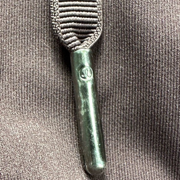 Lululemon On The Fly Shorts Burgundy (Dark Brown) Size 4 - Picture 2 of 5